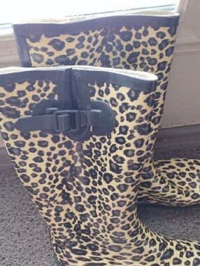 Leopard Print Women's Rain Boots - Beige/Black